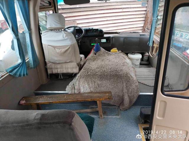 西安一非營(yíng)運(yùn)中巴當(dāng)校車(chē) 19個(gè)座位載了34人 觸犯刑法