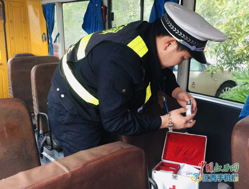 宜春交警直屬三大隊開展校車安全檢查迎復(fù)學(xué)（圖）