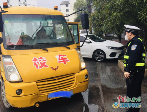 宜春交警直屬三大隊開展校車安全檢查迎復(fù)學(xué)（圖）
